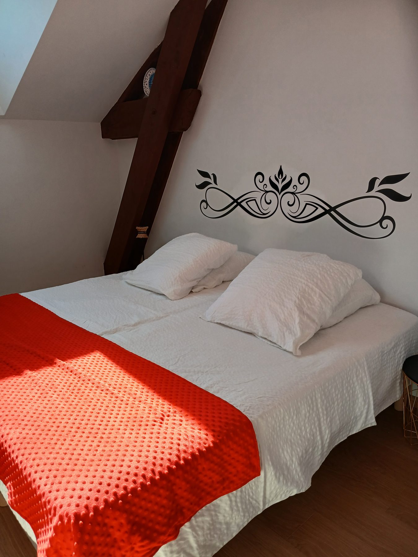 Chambre double au couvre-lit orange