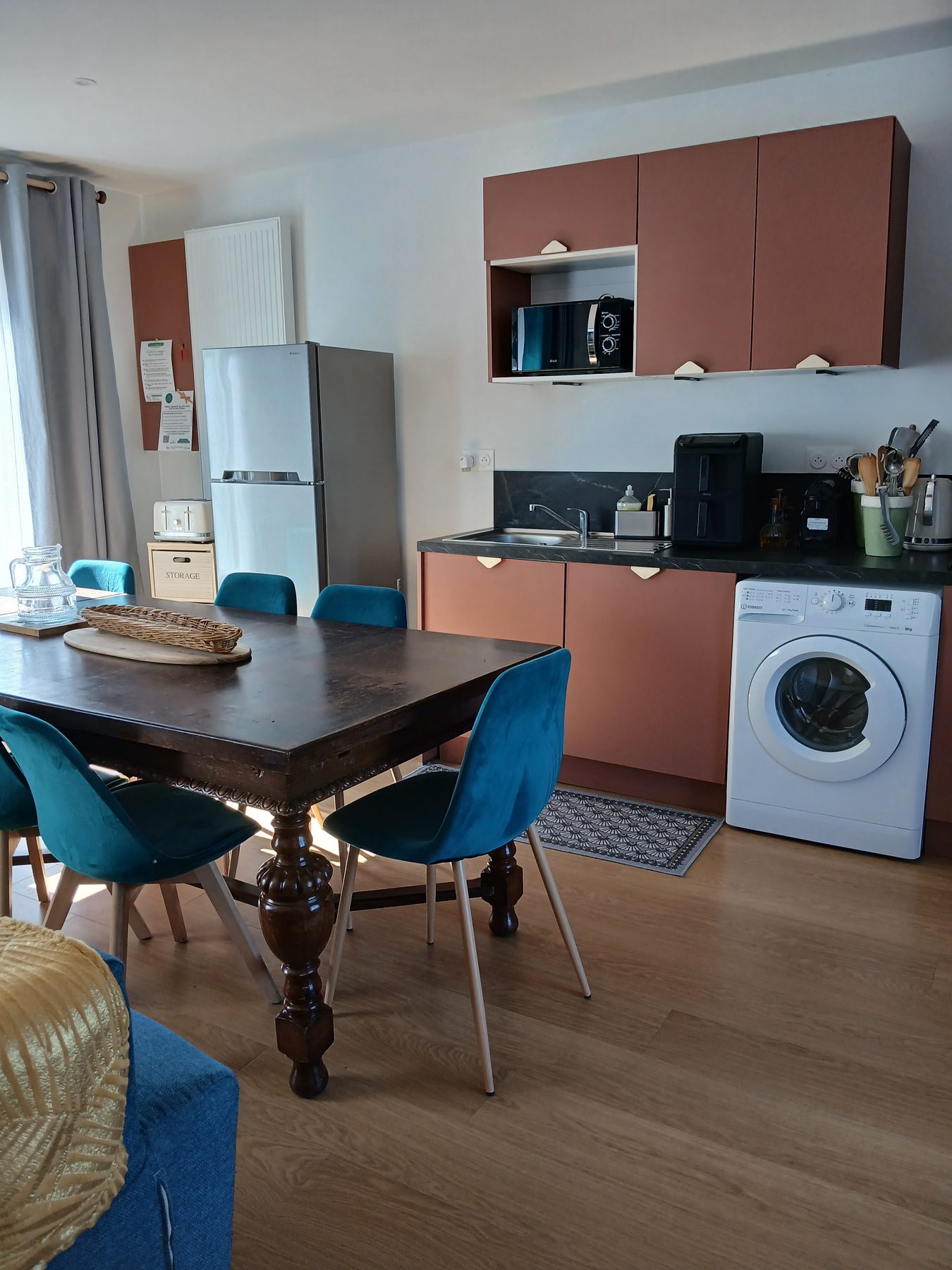 La cuisine équipée et la table