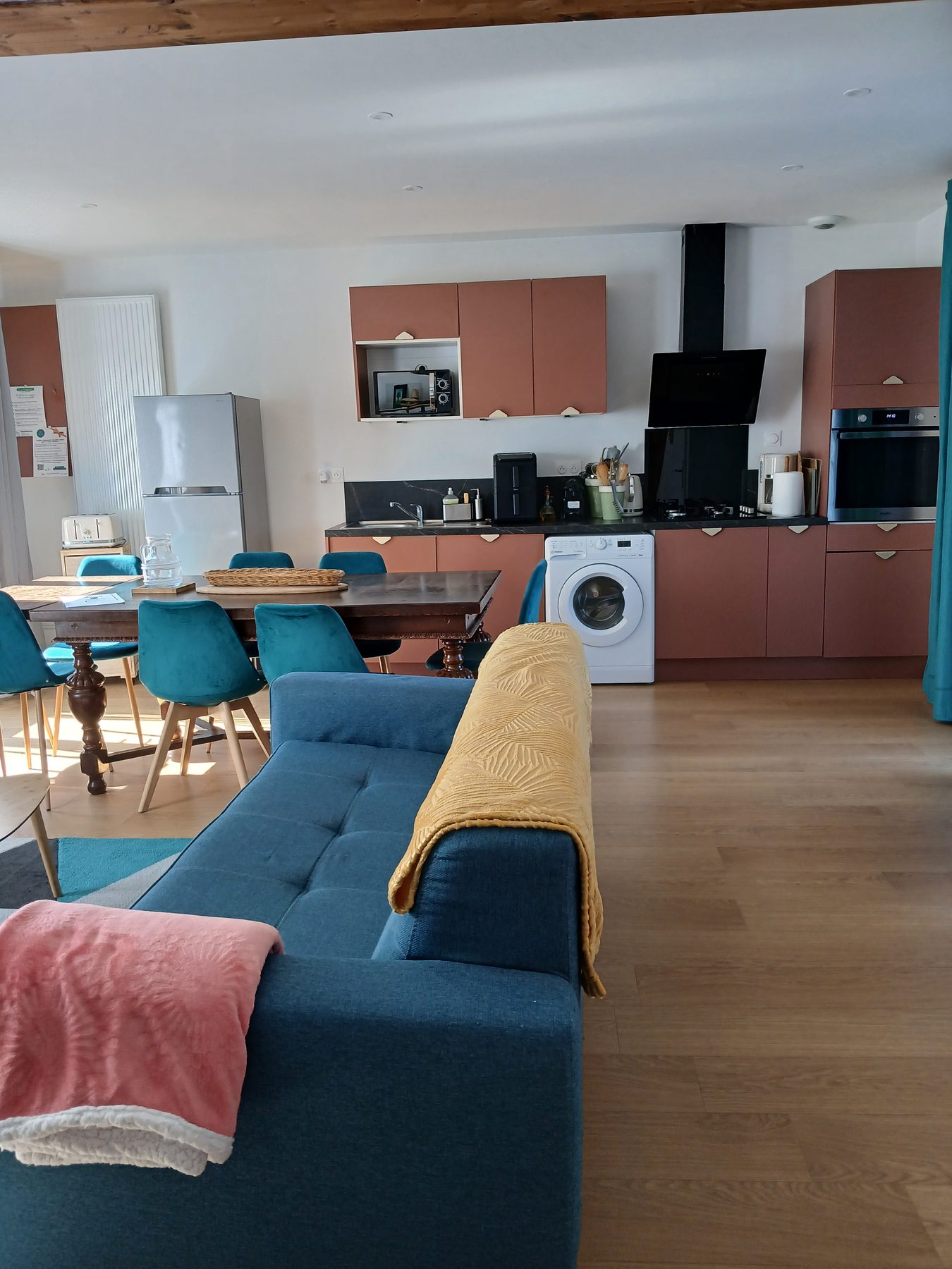 Le salon ouvert sur la cuisine